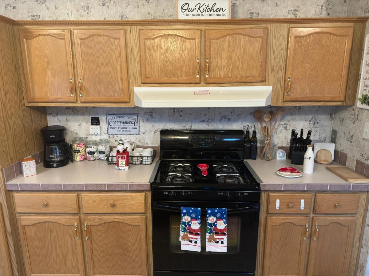 Spacious Cozy Getaway ! King Bed, Game Room, Out Door Patio *