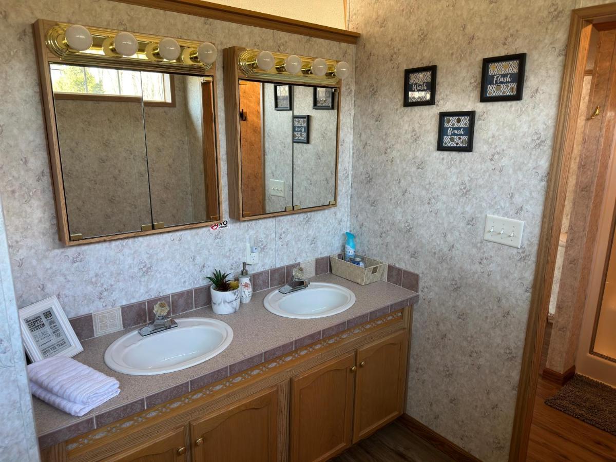 Spacious Cozy Getaway ! King Bed, Game Room, Out Door Patio Ferienhaus *