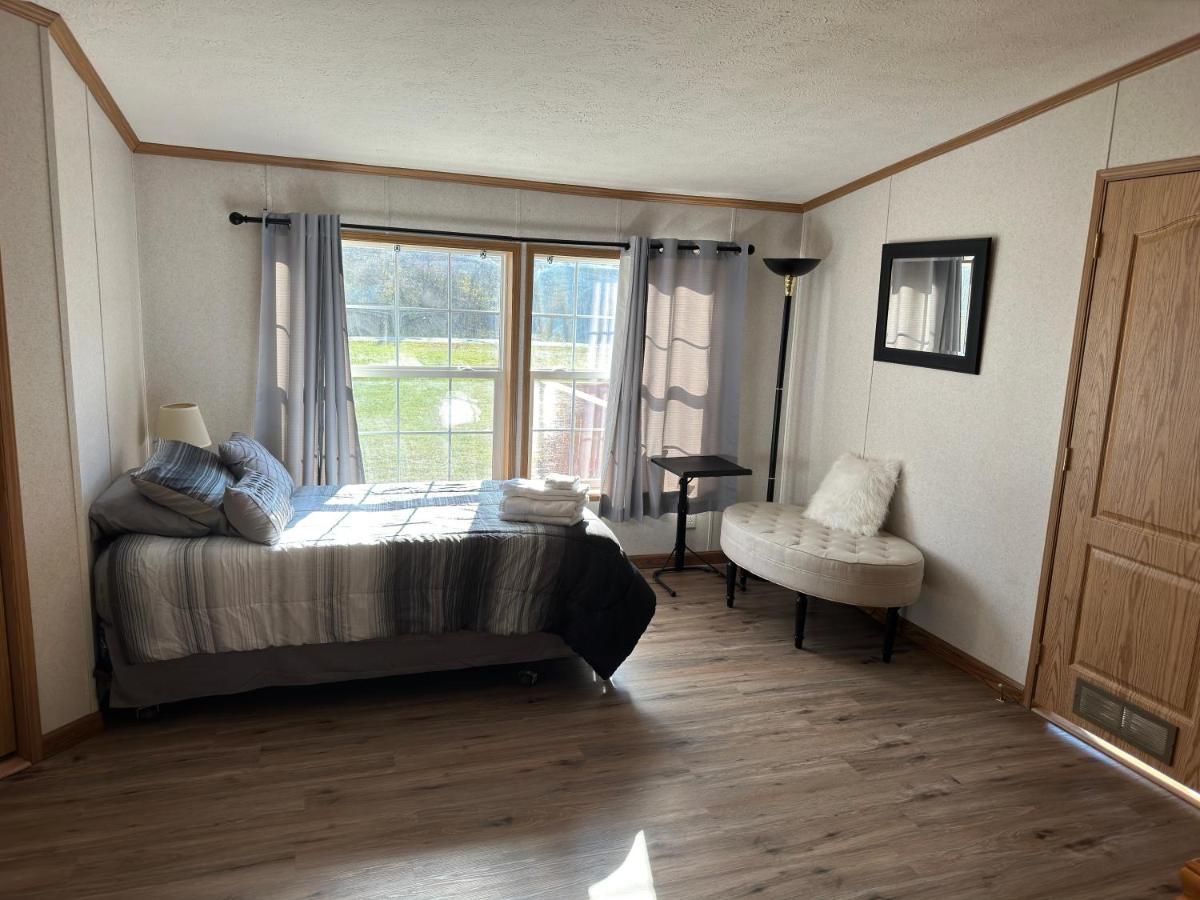 Spacious Cozy Getaway ! King Bed, Game Room, Out Door Patio * Cairo
