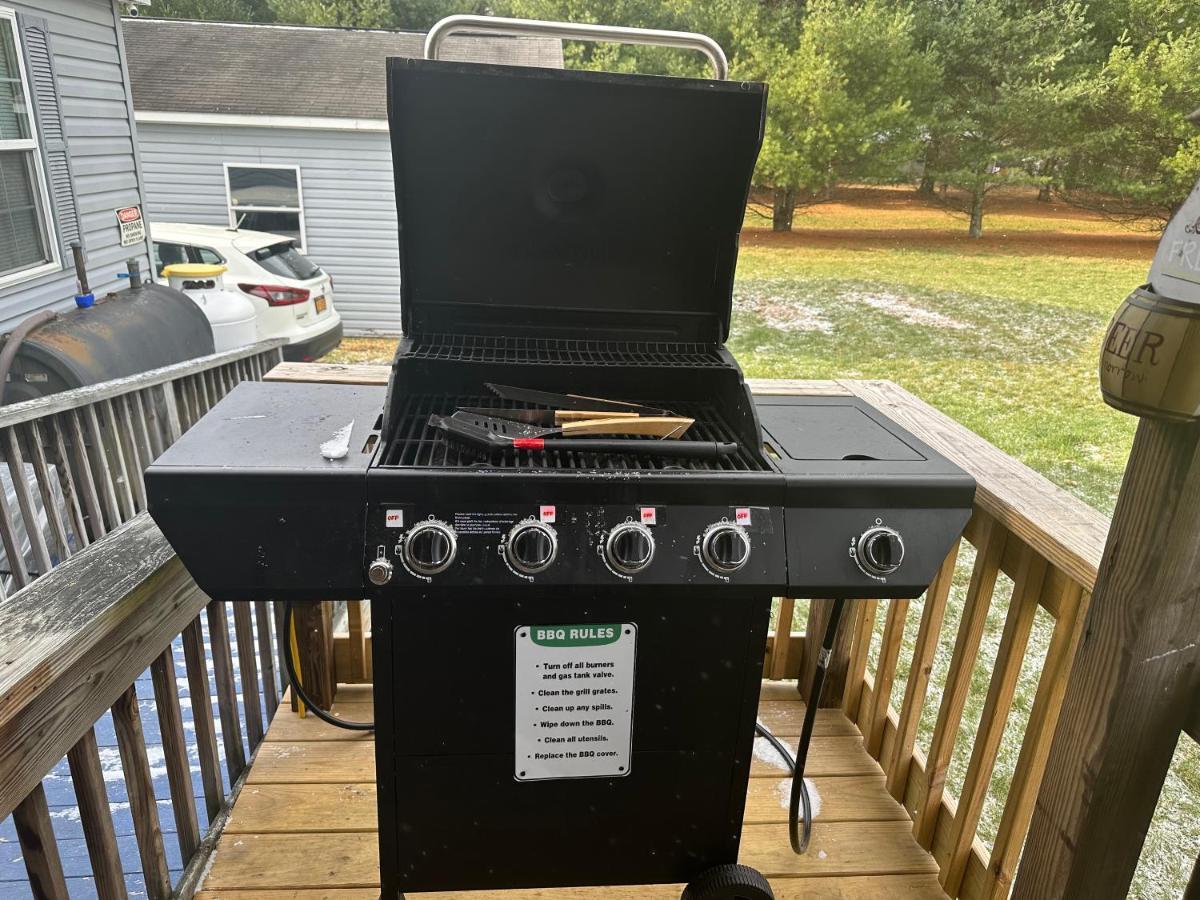 Spacious Cozy Getaway ! King Bed, Game Room, Out Door Patio Cairo
